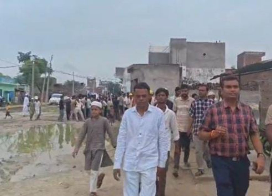 Sitapur News: तंबौर में जर्जर सड़क पर धान रोपकर प्रदर्शन के बाद जागा प्रशासन, ईओ ने शुरू कराया मरम्मत कार्य