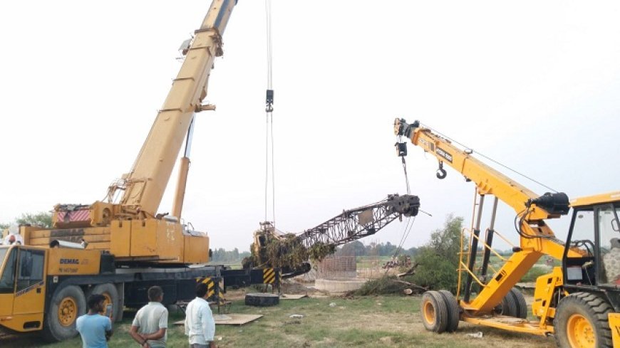 Hardoi Gambhiri River Bridge Project: जलस्तर बढ़ने से फंसी क्रेन बाहर निकली, सितंबर से फिर शुरू होगा निर्माण