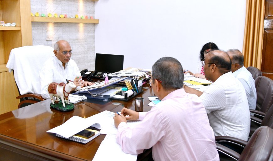 UP Dairy Farming News: यूपी में पशुओं के चारे और स्वास्थ्य सुरक्षा को लेकर बड़ा फैसला, दुग्ध समितियों को मजबूत करने के निर्देश