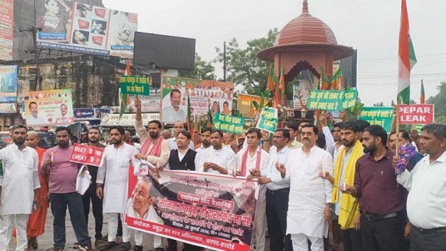 हरदोई में छात्र-युवाओं का जनसैलाब: शिक्षा और रोजगार के मुद्दों पर सड़कों पर उतरे सैकड़ों युवा, गूंजे 'इंकलाब जिंदाबाद' के नारे