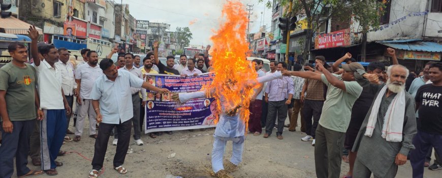 बाजपुर: नगर पालिका कर्मचारी आंदोलन तेज, नियमितीकरण की मांग को लेकर पुतला दहन