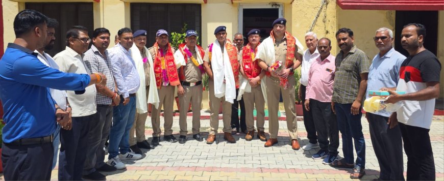 Bazpur: पूर्वांचल महासभा व पीड़ित व्यापारी ने कोतवाल नरेश चौहान और पुलिस टीम को किया सम्मानित