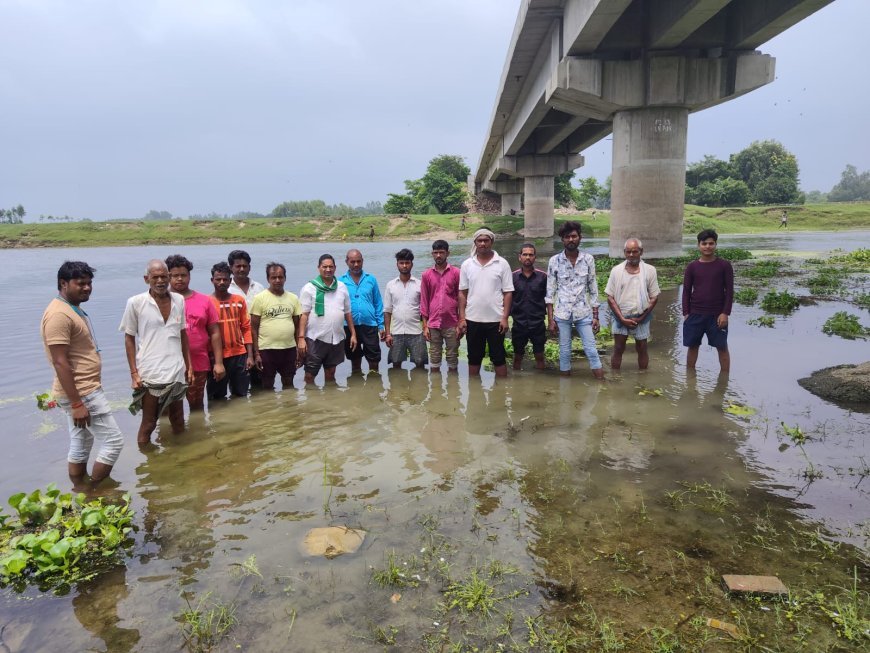 हरदोई में खाद संकट और स्थानीय मुद्दों पर गोमती नदी में जल सत्याग्रह का ऐलान, भाकियू राजू गुप्ता का बड़ा प्रदर्शन