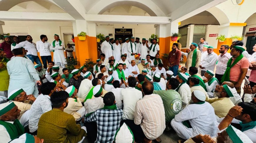 भाकियू टिकैत ने किसानों की समस्याओं को लेकर डीएम को सौंपा ज्ञापन, एमएसपी गारंटी और कर्ज माफी की उठाई मांग