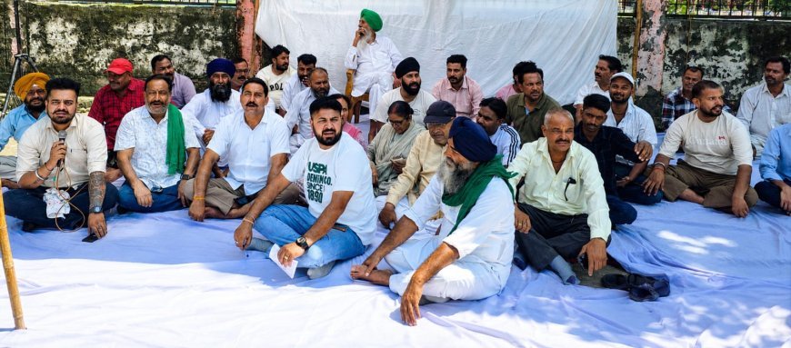 Bazpur: घोटालेबाजों के खिलाफ कार्रवाई को कांग्रेस व भाकियू कार्यकर्ताओं ने दिया धरना