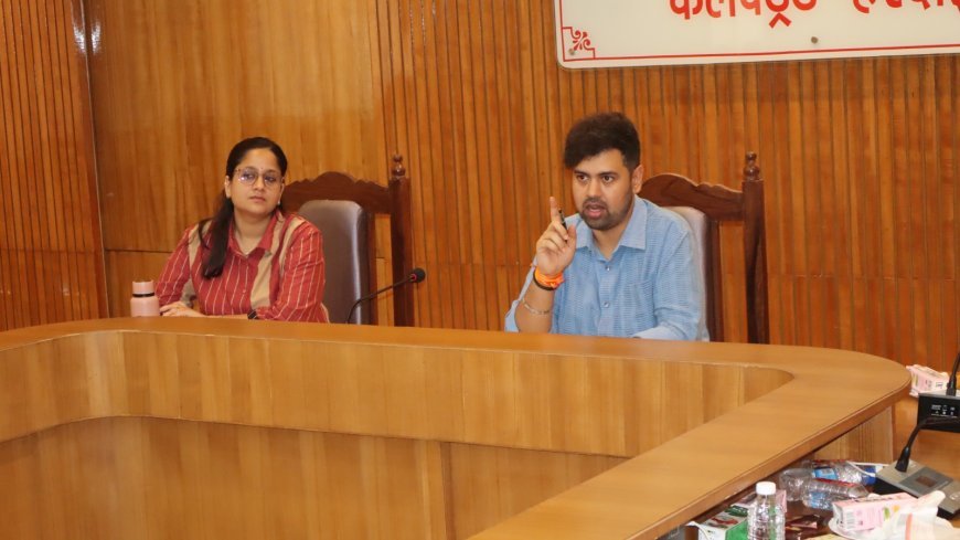Hardoi: मुख्यमंत्री युवा उद्यमी विकास योजना की समीक्षा बैठक: पात्र युवाओं को समयबद्ध लाभ दिलाने पर डीएम का जोर