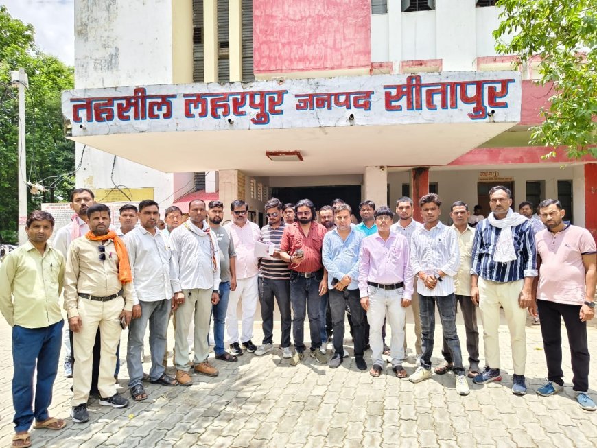 सीतापुर: पत्रकार पर मामला दर्ज होने के विरोध में ऐप्जा ने खोला मोर्चा, एसडीएम को मांग पत्र देकर दी अनिश्चितकालीन धरने की चेतावनी