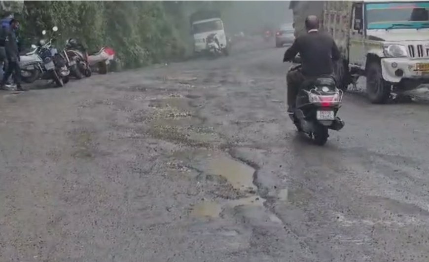 Mussoorie: पहली बारिश में उखड़ीं मसूरी की सड़कें, गड्ढों ने बढ़ाया हादसों का खतरा