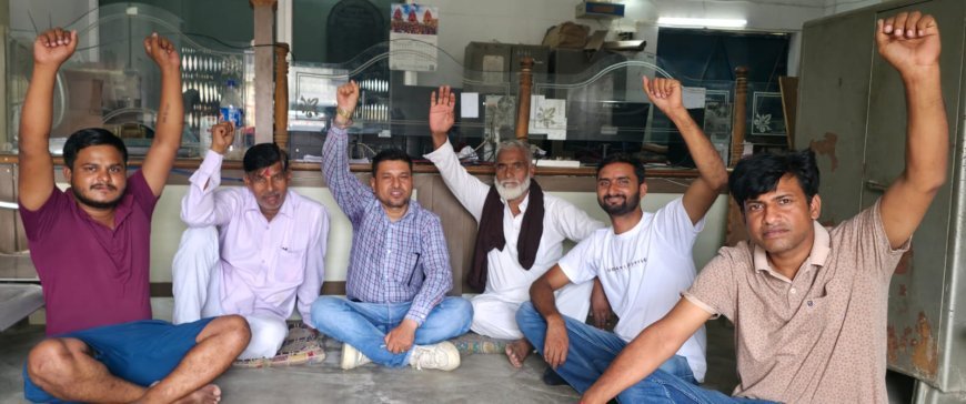 बाजपुर में पूर्व प्रभारी सचिव के निलंबन रद्द करने को लेकर चौथे दिन भी धरना जारी