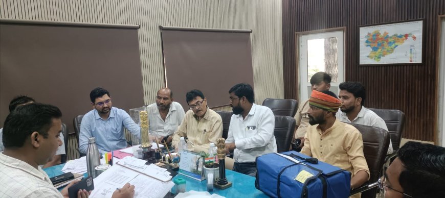 Sitapur News: बिसवां क्षेत्र पंचायत में पोर्टल से रिकॉर्ड बदलने का आरोप, डीडीओ की जांच पर उठे सवाल