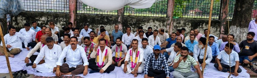 Bazpur: शुगर फैक्ट्री के करोड़ों के स्क्रैप घोटाले के आरोपियों की गिरफ्तारी को लेकर श्रमिकों ने दिया धरना
