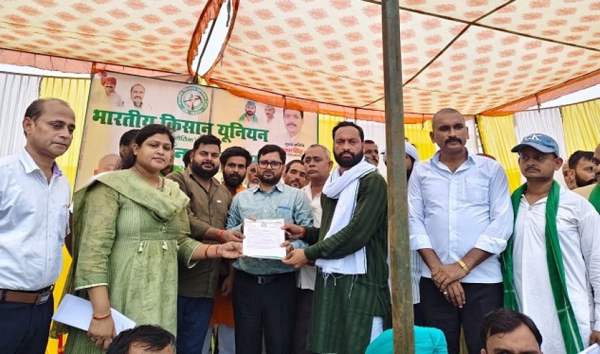 Hardoi: किसान महापंचायत में गूंजी किसानों की आवाज, 30 सूत्रीय मांगपत्र सौंपकर दी 15 दिन की चेतावनी