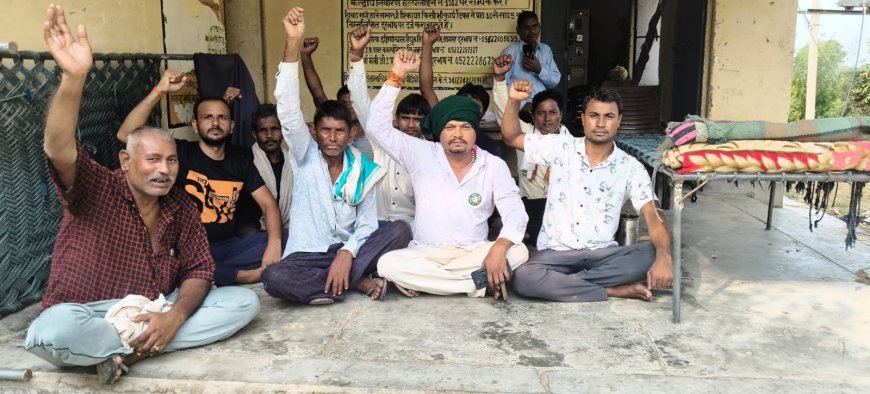 हाथरस में बिजली कटौती और भारी बिलों के खिलाफ किसानों का प्रदर्शन, अधिकारी के आश्वासन पर धरना खत्म