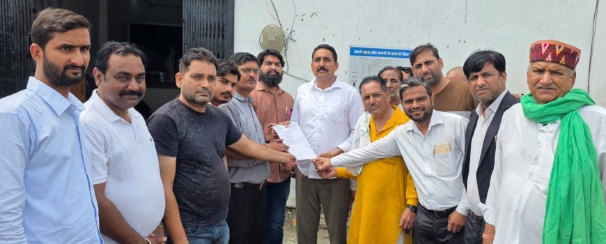 Bazpur: पालिका चेयरमैन व सभासदों ने दिया धरने को समर्थन, निलम्बन वापसी व वेतन देने की करी माँग
