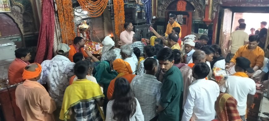 Sitapur: गुरु पूर्णिमा पर नैमिषारण्य में उमड़ा आस्था का सैलाब, वैदिक मंत्रोच्चार और गुरु पूजन से गूंजा तीर्थ क्षेत्र 