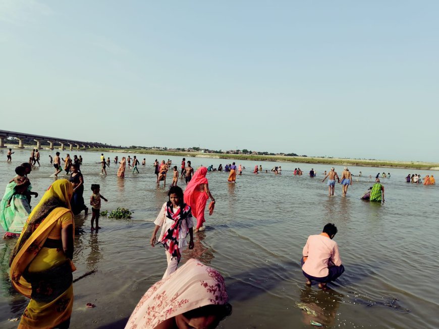 Hardoi: आषाढ़ी पूर्णिमा पर गंगा घाटों पर उमड़ा आस्था का सैलाब, श्रद्धालुओं ने लगाई पुण्य की डुबकी