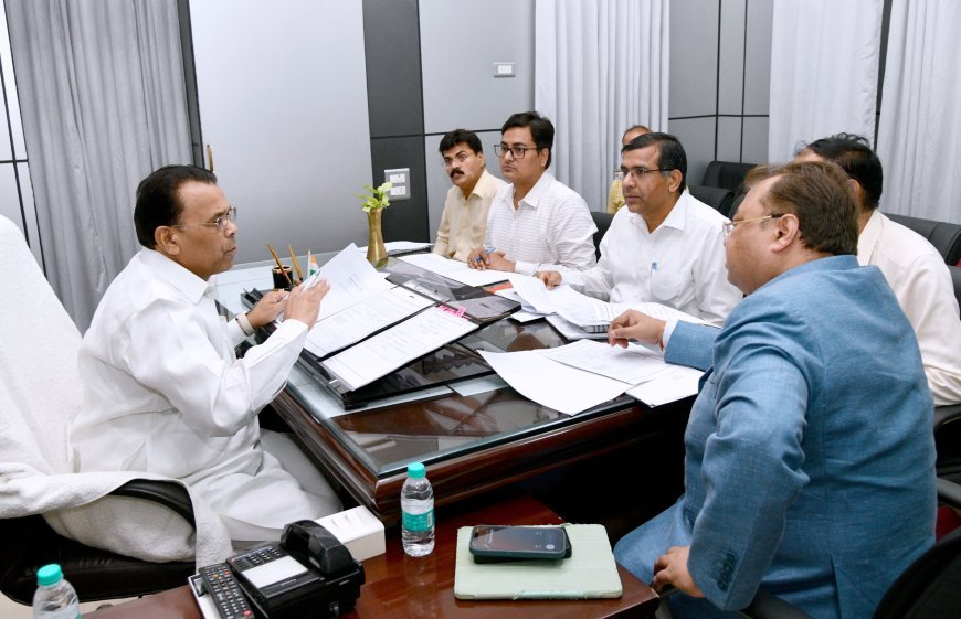 Lucknow: राज्यमंत्री नरेन्द्र कश्यप ने शल्य चिकित्सा अनुदान समिति की बैठक में दिए निर्देश, कोक्लियर इम्प्लांट के बाद स्पीच थिरैपी सुविधा बढ़ाने पर जोर