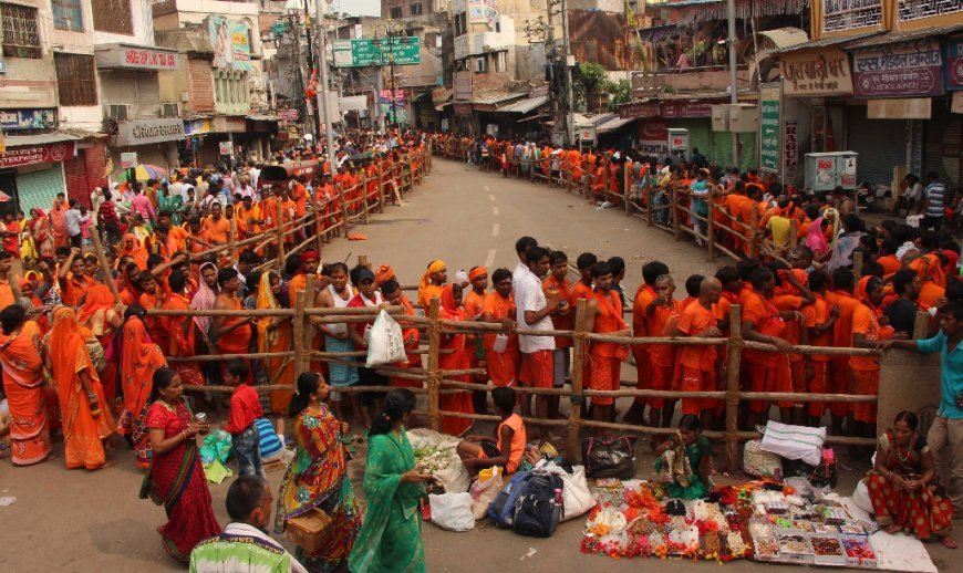 Varanasi: श्रावण के प्रथम दिन बाबा विश्वनाथ के दरबार में उमड़ा श्रद्धालुओं का सैलाब, 'बोल बम' और 'हर-हर महादेव' से गूंजी काशी