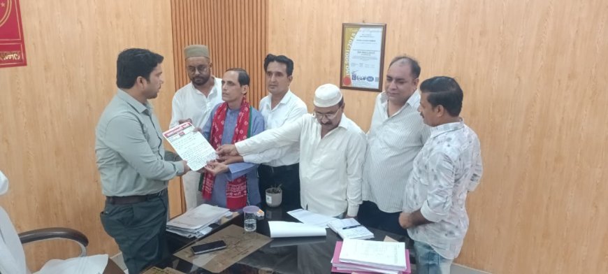 Sambhal: कांवड़ यात्रा और चेहल्लुम से पहले सपा का अल्टीमेटम, एसडीएम को सौंपा 5 सूत्रीय ज्ञापन