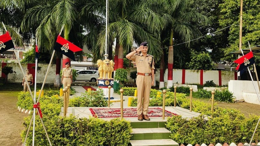 Hardoi: एसपी ने शुक्रवार परेड का किया निरीक्षण, डायल-112 व क्वार्टर गार्ड की व्यवस्थाएं परखी