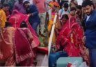 Odisha Flood News: जाजपुर में बाढ़ के बीच निकली अनोखी बारात, कार नहीं नाव पर सवार होकर दुल्हन लेने पहुंचा दूल्हा