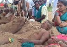 TN Farmers Protest: तमिलनाडु में किसानों का अनोखा प्रदर्शन, कावेरी पानी की मांग को लेकर नदी तट की रेत में खुद को गाड़ा