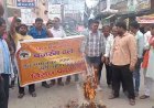 Sambhal: संतों के सम्मान की लड़ाई या पुलिस से टकराव? पप्पू यादव का पुतला दहन, कोतवाली में बजरंग दल का धरना