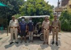हरदोई: संडीला में खेत से पम्पिंग सेट चुराने वाले दो चोर गिरफ्तार, ई-रिक्शा और सामान बरामद