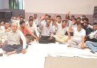 Sambhal: तहसील परिसर में लेखपालों का धरना, एंटी करप्शन की कार्रवाई के विरोध में जताया आक्रोश