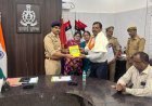 Hardoi News Today: सेवानिवृत्त पुलिसकर्मियों को हरपालपुर क्षेत्राधिकारी ने किया सम्मानित, शॉल व गीता भेंट कर दी विदाई