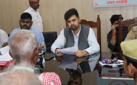 Hardoi: संपूर्ण समाधान दिवस में डीएम अनुनय झा ने सुनीं जनसमस्याएं, अधिकारियों को दिए समयबद्ध व गुणवत्तापूर्ण निस्तारण के निर्देश