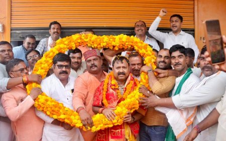 Hardoi: प्रदेश अध्यक्ष बनने के बाद पहली बार क्षेत्र पहुंचे सांसद अशोक रावत, कार्यकर्ताओं ने फूलों की बारिश से किया ऐतिहासिक स्वागत