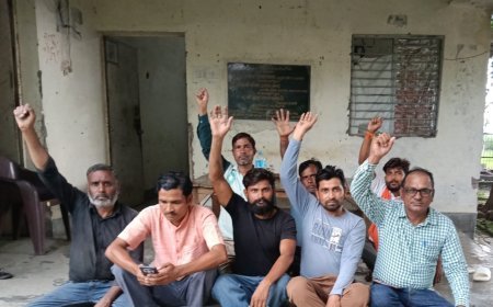 सासनी में बिजली संविदा कर्मियों का धरना पांचवें दिन भी जारी, मांगों को लेकर की उग्र नारेबाजी