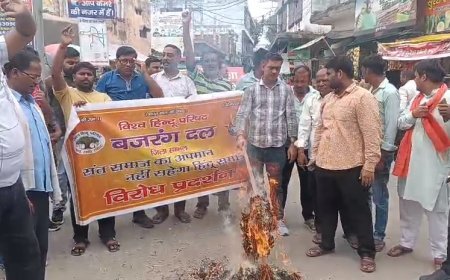 Sambhal: संतों के सम्मान की लड़ाई या पुलिस से टकराव? पप्पू यादव का पुतला दहन, कोतवाली में बजरंग दल का धरना