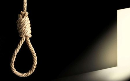 हाथरस में कमरे में फंदे से लटका मिला 17 वर्षीय लड़की का शव, परिजनों ने जताई हत्या की आशंका