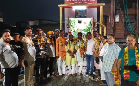 हाथरस के चमत्कारी गणेश मंदिर में हरियाली तीज पर सजा भव्य फूल बंगला, 51 दीपों से हुई महाआरती