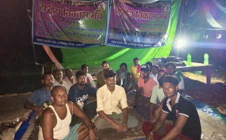 Atrauli Hardoi Egg Factory Controversy: अतरौली में एफआईआर के बाद भी जारी है अंडा फैक्ट्री के खिलाफ प्रदर्शन, राष्ट्रीय विकास मंच डटा