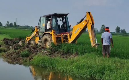 सम्भल के बाद चन्दौसी में बुलडोजर का बड़ा एक्शन, 137 बीघा झील-तालाब की सरकारी जमीन कब्जा मुक्त