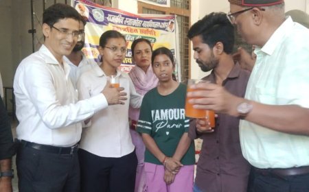 बाजपुर पीजी कॉलेज में नए विषयों की मांग को लेकर चल रही भूख हड़ताल समाप्त, जूस पिलाकर तोड़ा अनशन