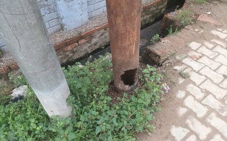हाथरस: नानऊ मार्ग पर जर्जर बिजली का पोल दे रहा हादसे को न्योता, विद्युत विभाग ने दिया कार्रवाई का आश्वासन