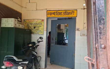 हाथरस: सासनी सीएचसी में वित्तीय गड़बड़ी की जांच करने पहुंची लखनऊ की टीम, शिकायतकर्ता ने निष्पक्षता पर उठाए सवाल