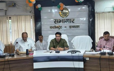 हाथरस में हर घर तिरंगा अभियान की तैयारियां तेज, जिलाधिकारी अतुल वत्स ने दिए कड़े निर्देश
