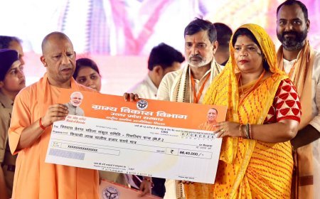 Ambedkarnagar: सीएम योगी ने लाभार्थियों को बांटी सौगात, चेक-प्रमाण पत्र और सांकेतिक चाबियां पाकर खिले चेहरे