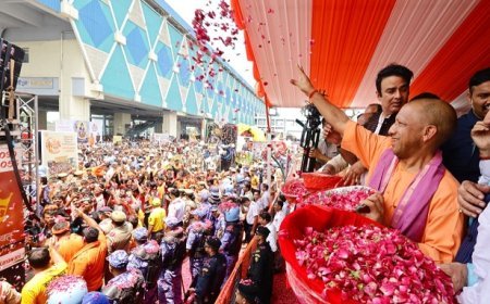 सीएम योगी ने हेलिकॉप्टर से कांवड़ियों पर की पुष्पवर्षा, ‘हर-हर बम-बम’ से गूंजा पश्चिमी यूपी