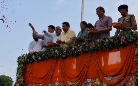 हाथरस में कांवड़ियों पर हुई पुष्पवर्षा, जन प्रतिनिधियों और प्रशासनिक अधिकारियों ने किया स्वागत