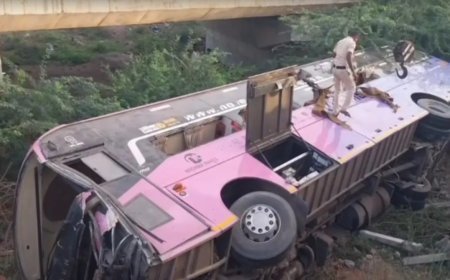 अनंतपुर में भीषण सड़क दुर्घटना: पुल से नीचे गिरे वोल्वो बस और ट्रक, परखच्चे उड़े, 40 यात्री घायल