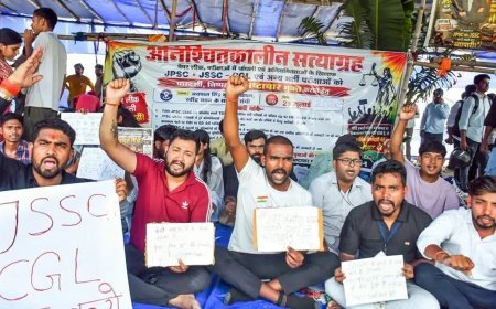 Jharkhand News: रांची में 'नौकरी चोरी' के खिलाफ युवाओं का हल्ला बोल, जेपीएससी और जेएसएससी अभ्यर्थियों ने शुरू किया मार्च