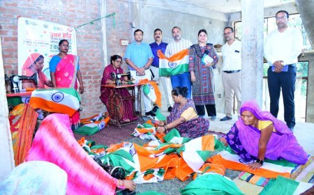 Lucknow: हर घर तिरंगा अभियान में स्वयं सहायता समूहों की महिलाएं निभा रही हैं महत्वपूर्ण भूमिका-   अरूण कुमार 