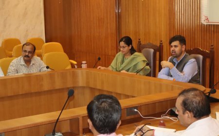 Hardoi Development Review: विकास कार्यों में लापरवाही पर हरदोई डीएम सख्त, भरखनी बीएमएम और कछौना एडीओ को नोटिस जारी