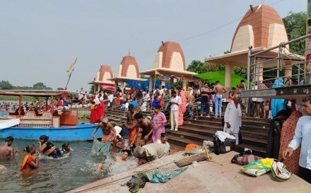 Sitapur: श्रावण की हरियाली अमावस्या पर नैमिष धाम में उमड़ा आस्था का सैलाब, राजघाट-चक्रतीर्थ पर श्रद्धालुओं ने लगाई डुबकी